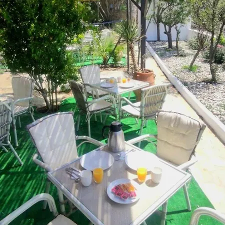 Mykonian Iros & فيلة