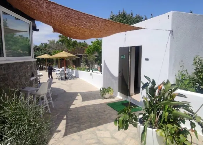 Mykonian Iros & Καλό Λιβάδι