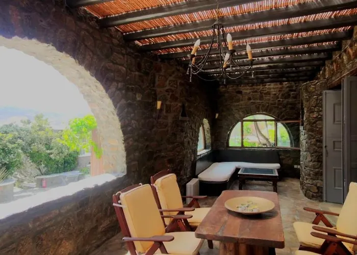 Mykonian Iros & Καλό Λιβάδι